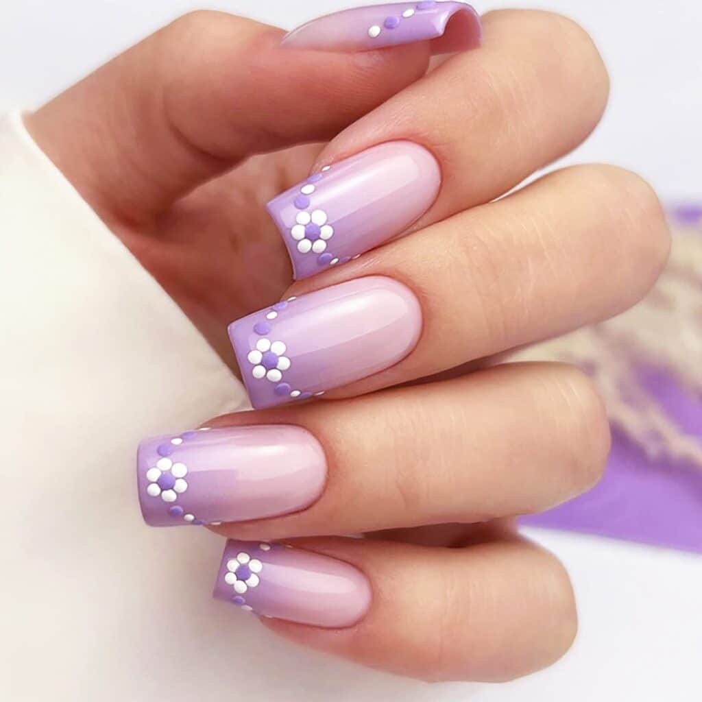 Version french purple short nails with white dots