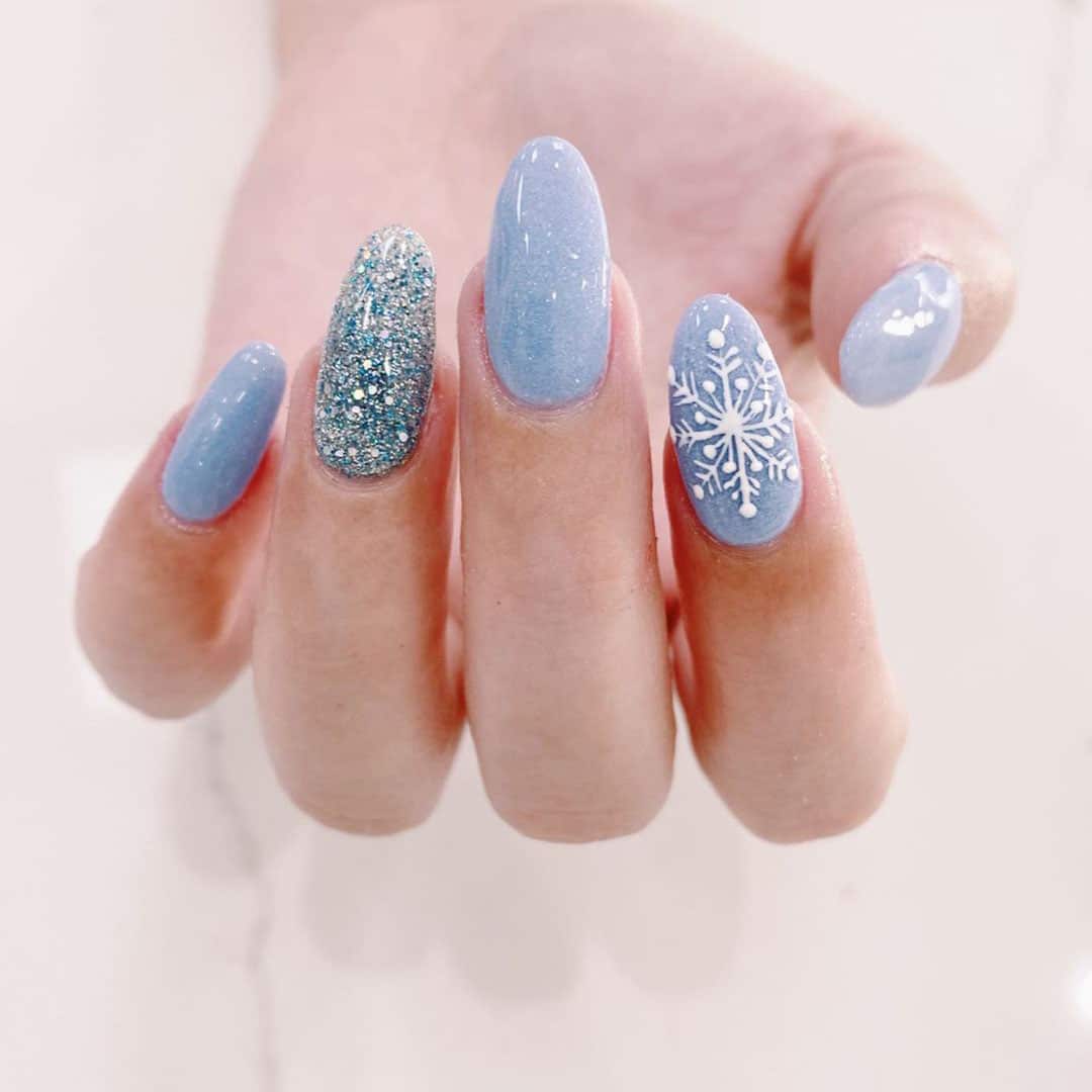 female hands with snowflakes on nails
