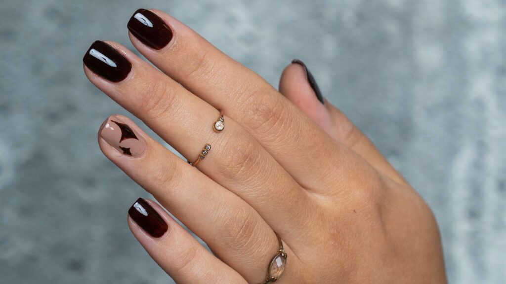 black short nails with one minimalistic accent x black short nails with one minimalistic accent x